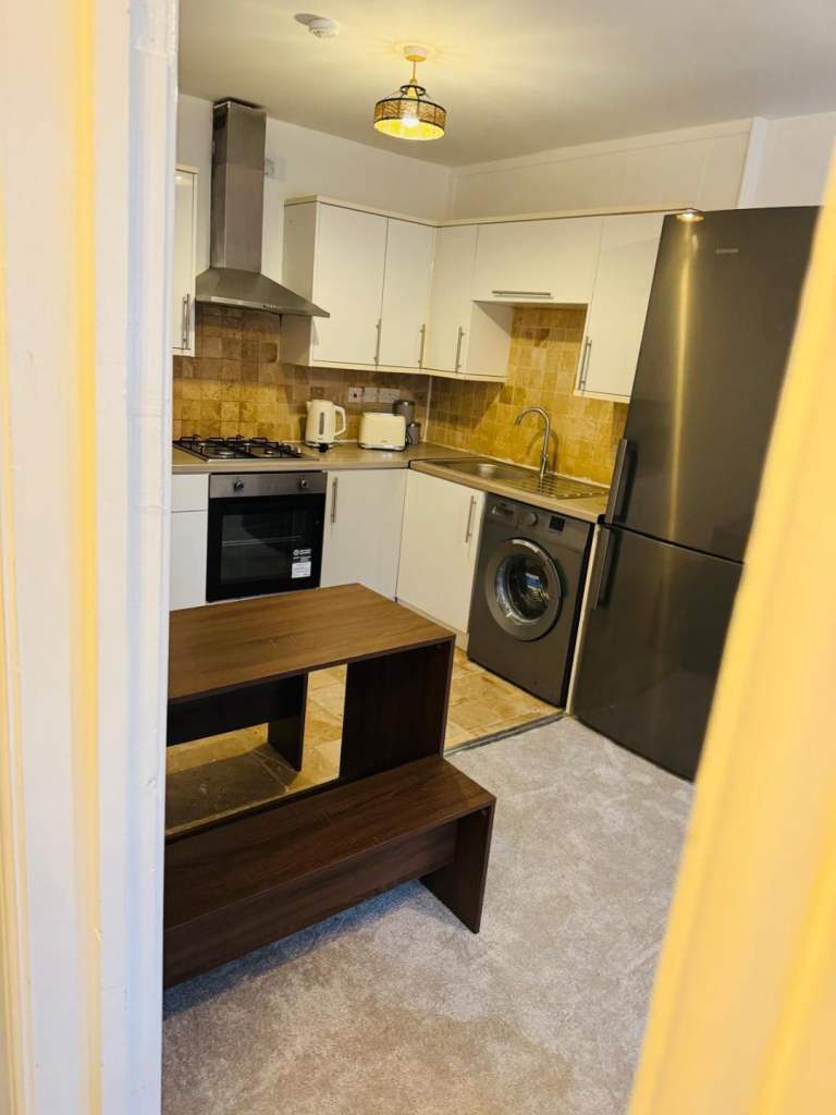Modern 1st Floor 1 Bed Flat Shower Open Plan Kitchen Dining Sitting Room Very Near Rail Bus Shops