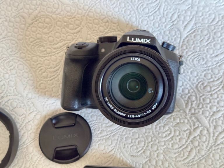 PANASONIC LUMIX DMC-FZ1000 - Bridge Camera in very good condition