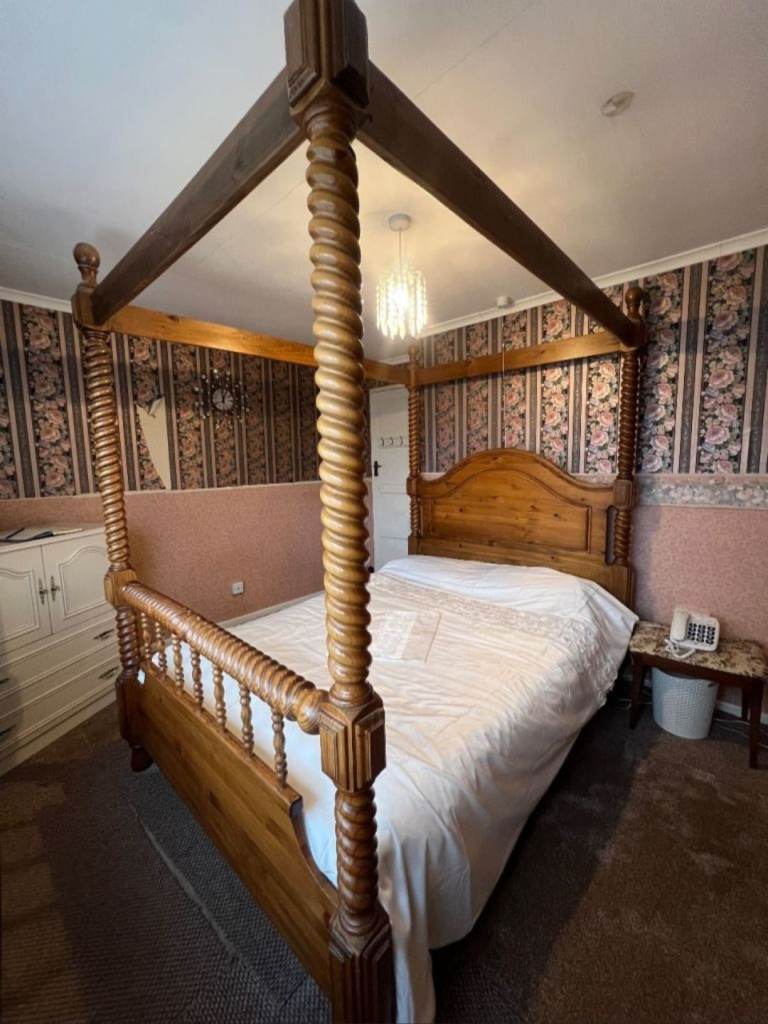 Classic style four poster bed