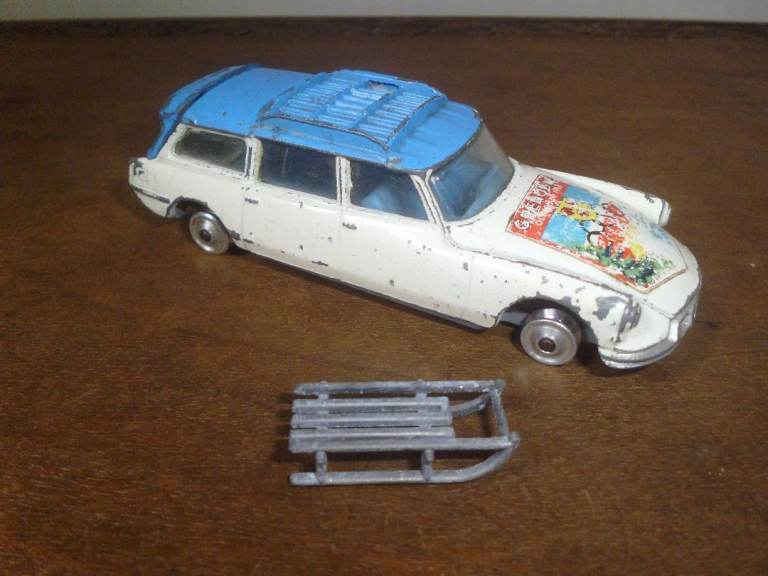CORGI TOYS CITROEN DS19 SAFARI GRENOBLE WINTER OLYIMPICS 1968 WITH SLEDGE