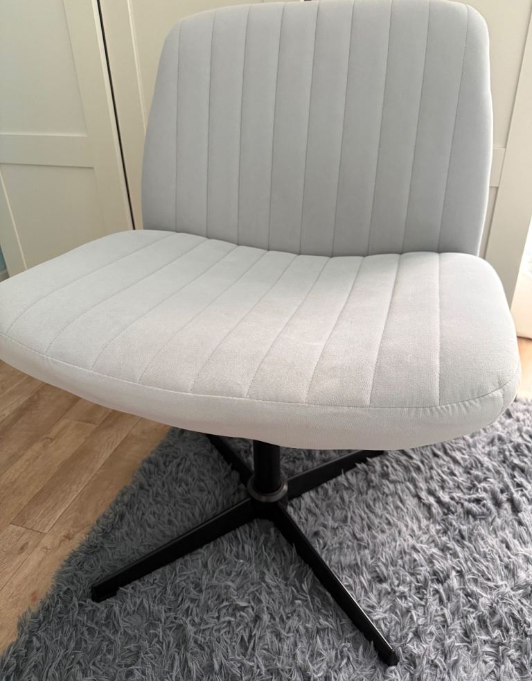 Cross legged chair - Grey - Good as new 