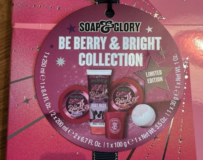 SOAP & GLORY BE BERRY & BRIGHT COLLECTION Box Set  Body Wash, Body Butter, Body Scrub, Bath Fizz ETC
