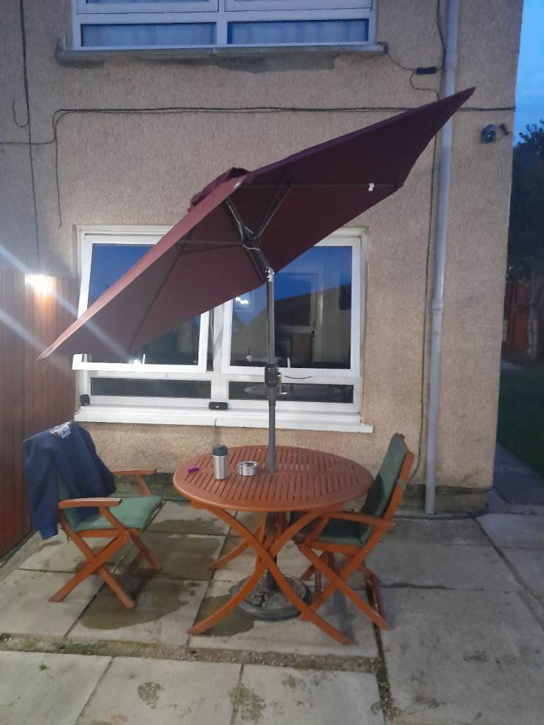8ft Sunshade with tilt button and wynd to open and close.