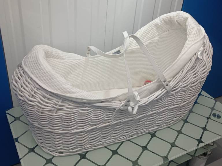 Handmade White Wicker Kinder Valley Moses basket