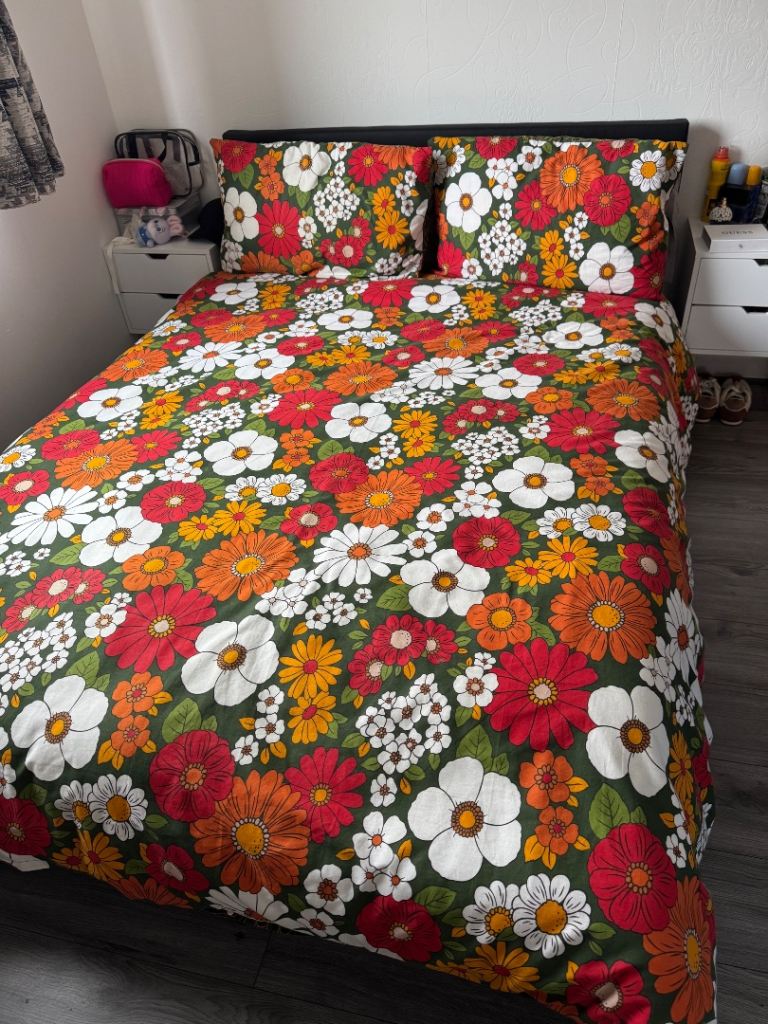 Double bedframe and mattress