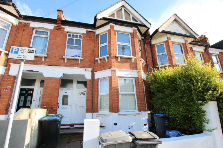 3 Bedroom Maisonate Available To Rent On Temple Road, Cricklewood, NW2