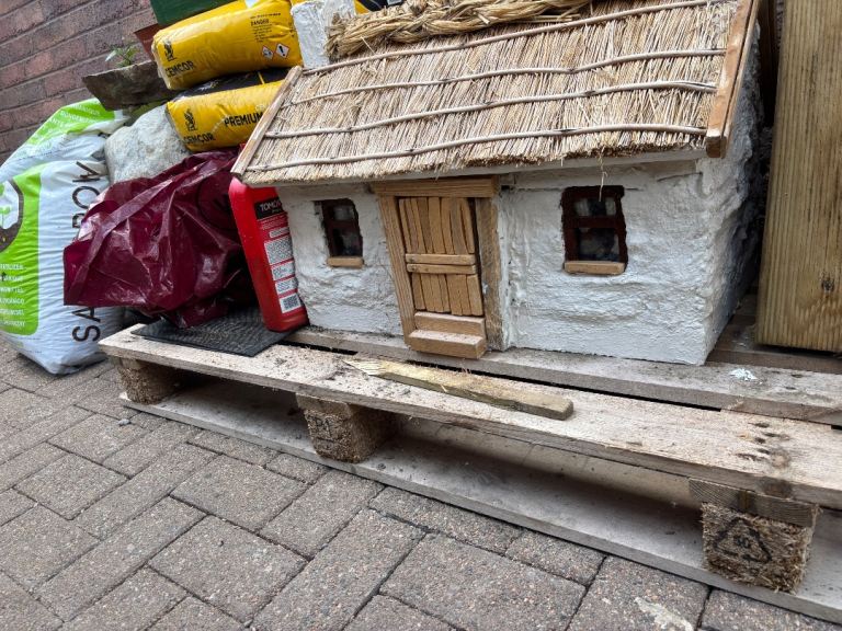 Old time thatched cottage 