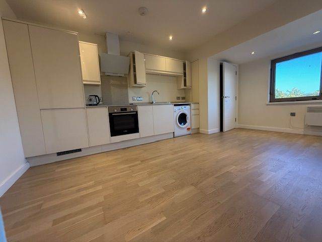 1 bedroom Apartment to Rent in Leatherhead