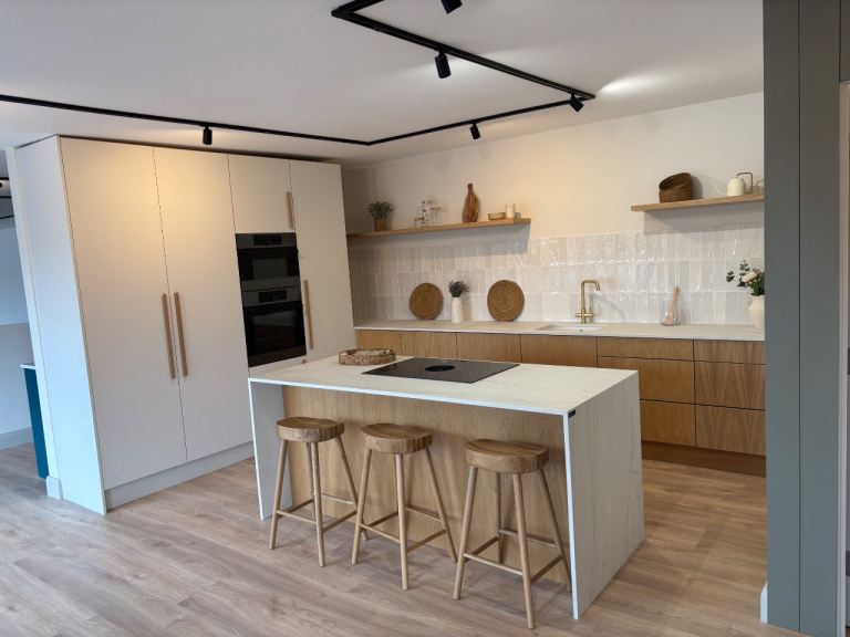 High-End Ex-Display Kitchen – Oak Veneer & Dekton Waterfall Island with Statement Oak Handles