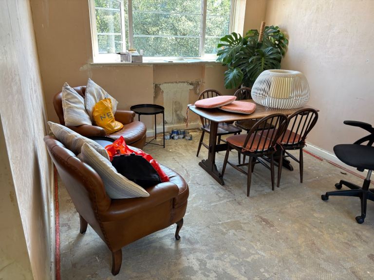 Vintage dining table and 4 Windsor chairs