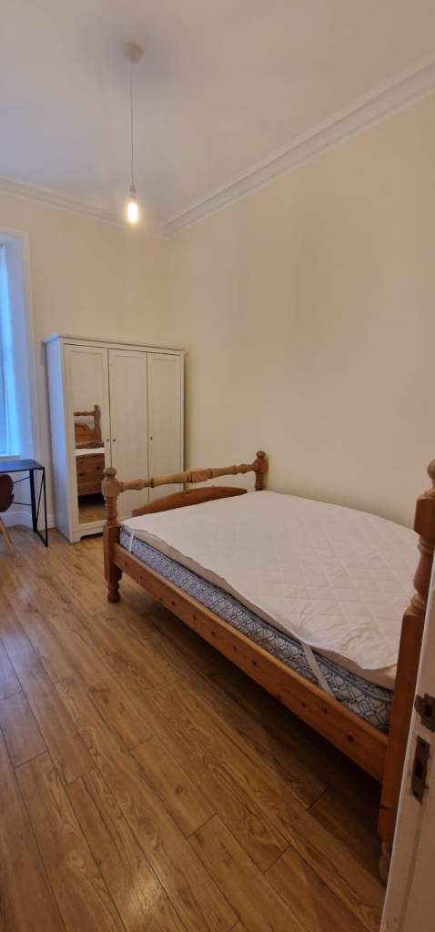 Clean Double Room within flat share in Holyrood, City Centre