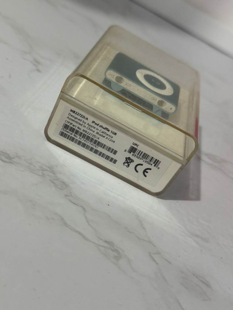 IPod Shuffle 2nd Generation 2GB in Blue Brand New Never Used