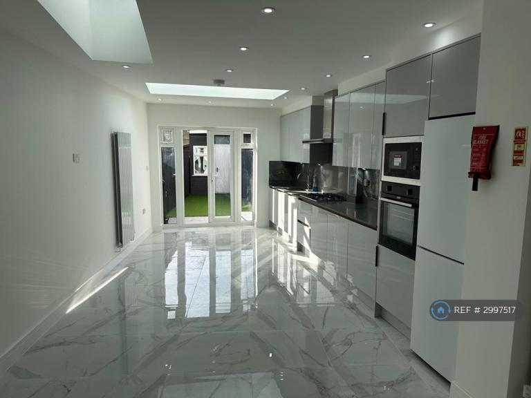 3 bedroom house in Hurstbourne Gardens, Barking, IG11 (3 bed) (#2997517)