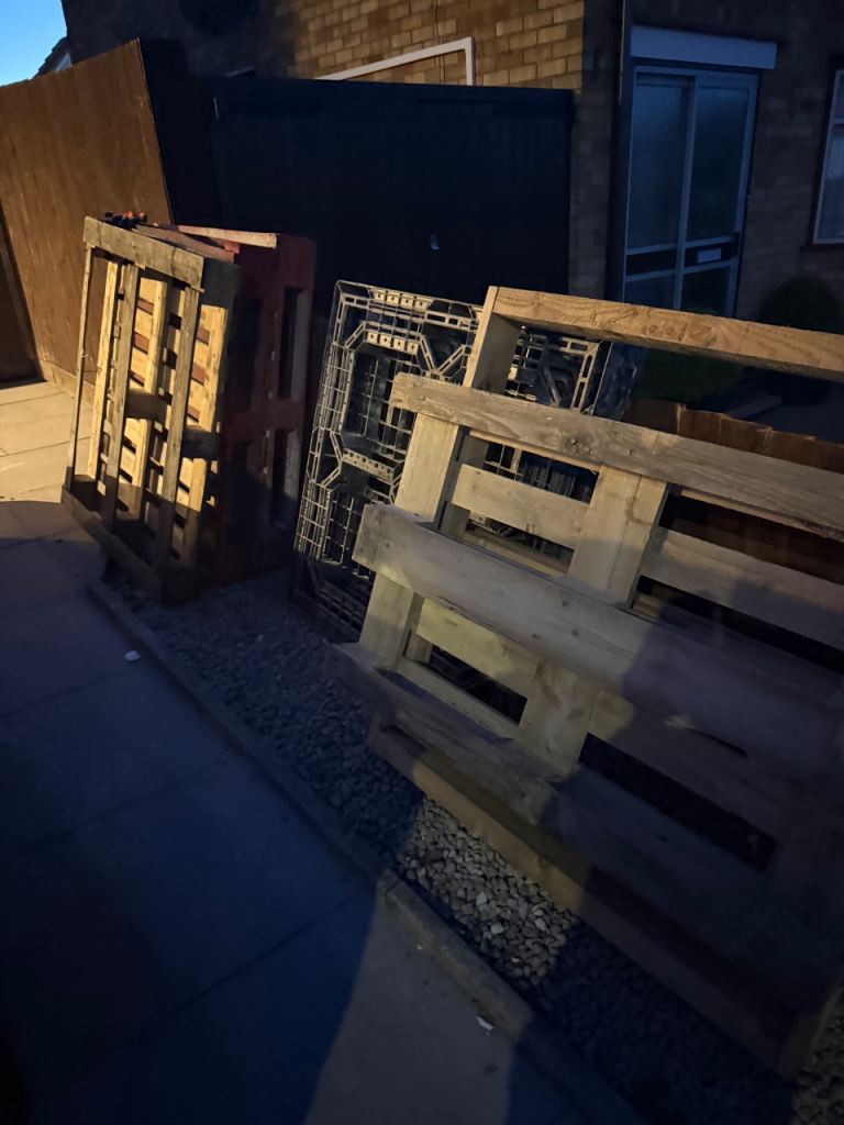 4 wooden pallets and one plastic 