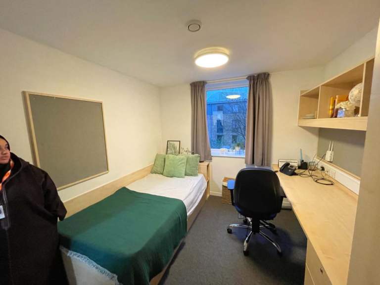En-suite Student Room – Next to Universit