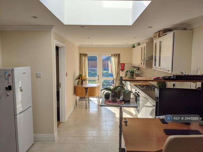 1 bedroom flat in Hanworth Road, Hounslow, TW3 (1 bed) (#2943325)
