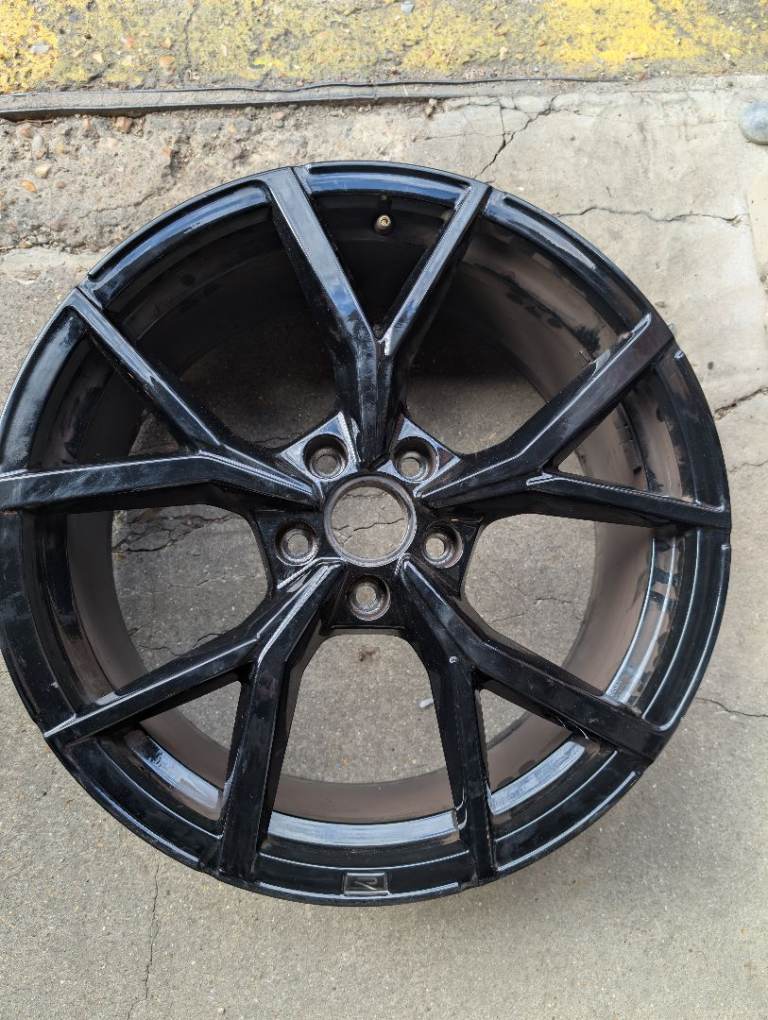 VW 2025 Golf R Black Edition Wheel 