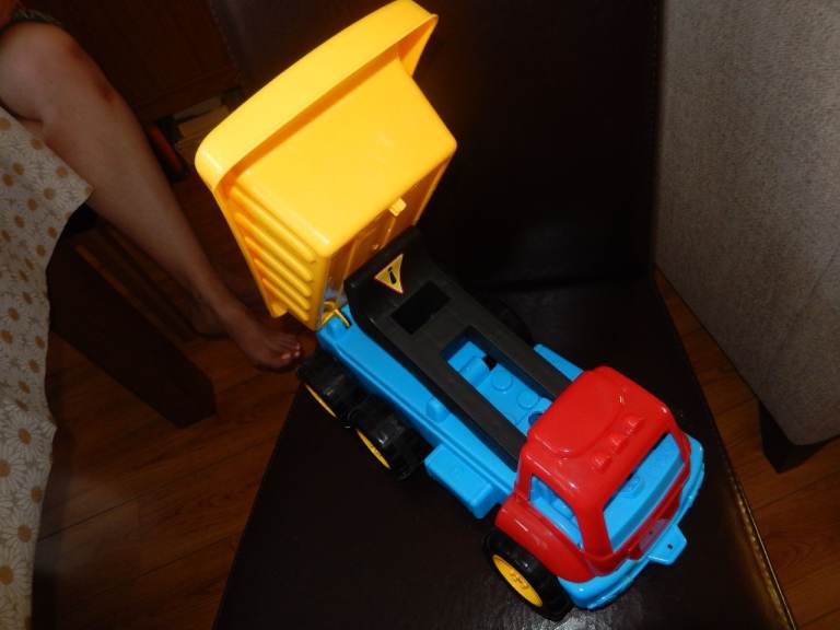 LARDGE PLASTIC TIPPER TRUCK