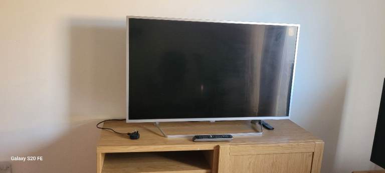 Philips Smart TV for Sale – Cracked Screen