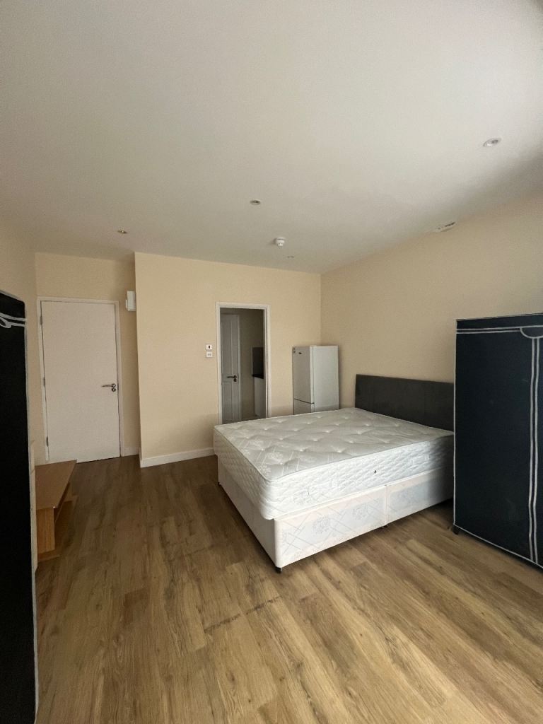 Spacious 1st floor, modern Studio 6 apartment, Golders Green, NW11