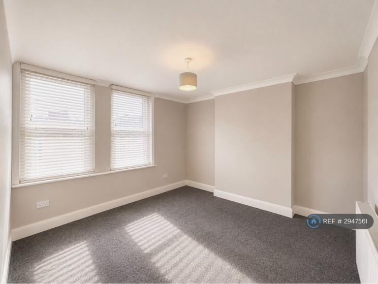 2 bedroom flat in St. Swithuns Road, Bournemouth, BH1 (2 bed) (#2947561)