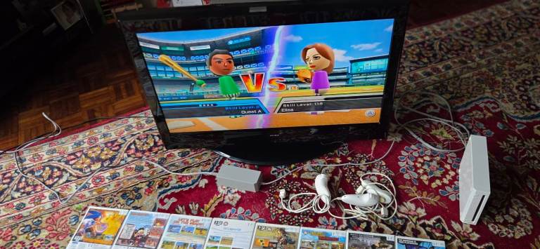 Alba 32 inch TV with remote in Excellent condition 