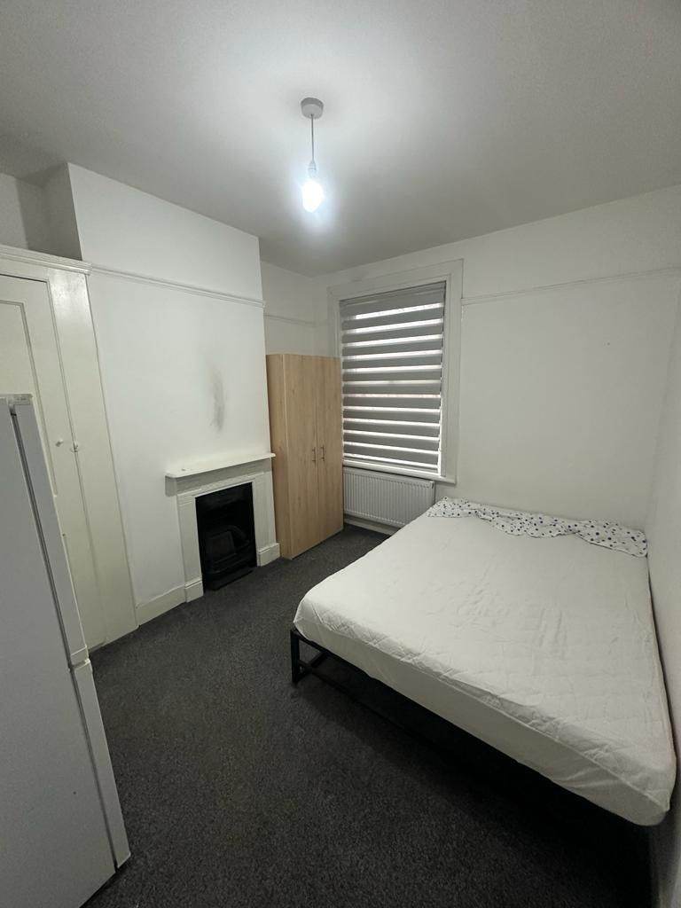 🏡 DOUBLE ROOM AVAILABLE IN POPLAR — BILLS INCLUDED ✨