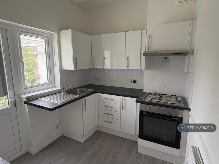 3 bedroom flat in Christchurch Road, London, SW2 (3 bed) (#3010910)