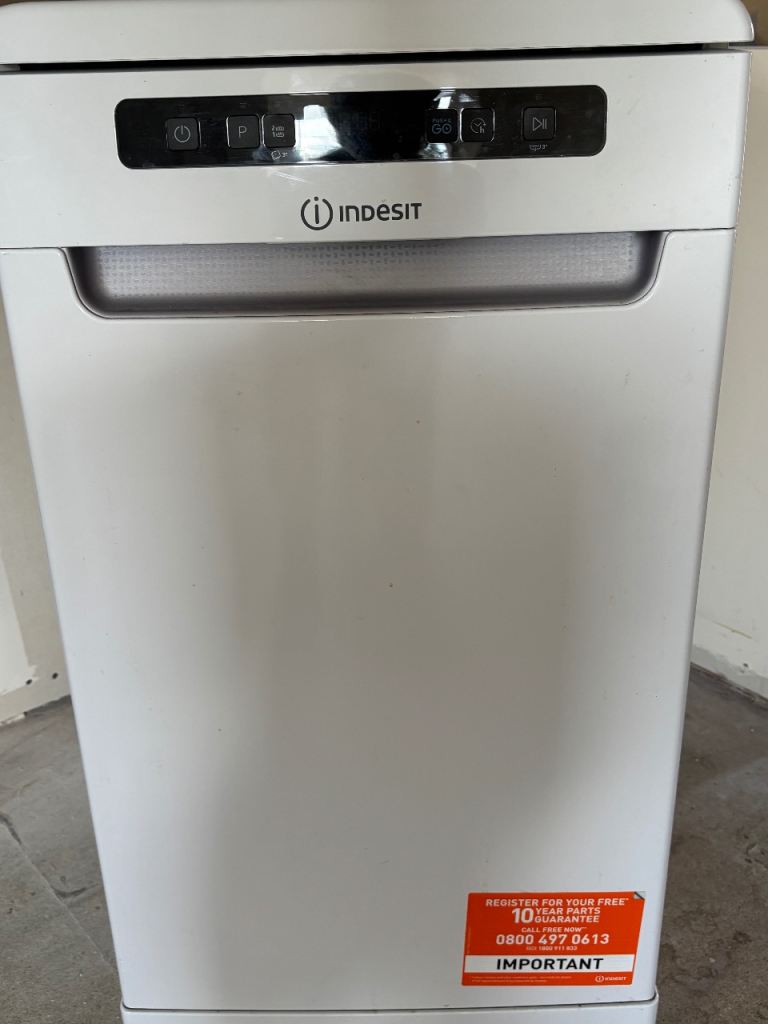 Indesit Dishwasher – White, Good Condition