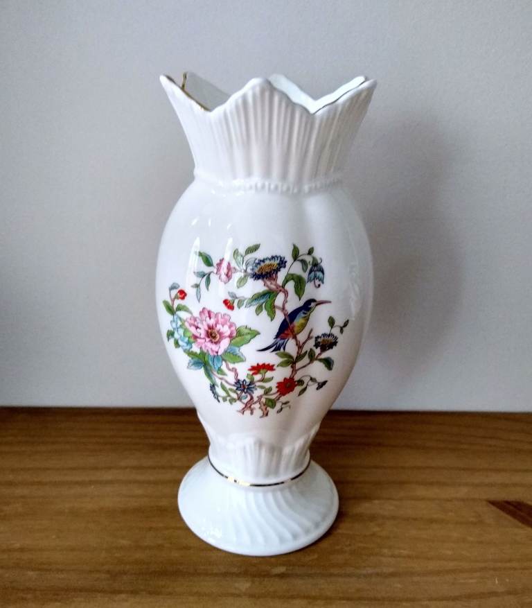 Vintage / Retro Aynsley China Pembroke vase 20cm tall. 