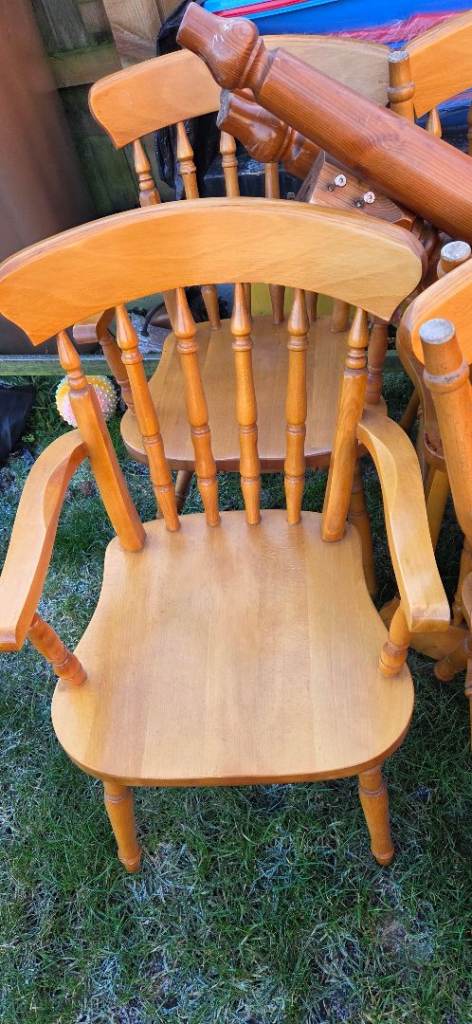 extending dining table and 6 chairs.