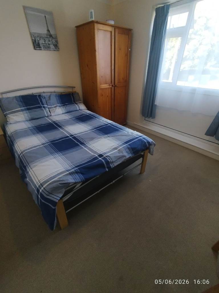 SPACIOUS DOUBLE ROOM NEAR TOWN