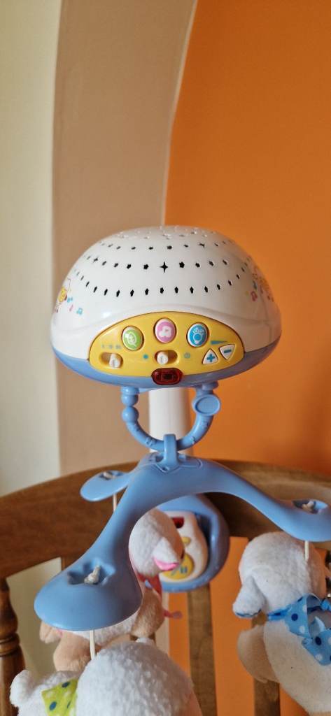 LULLABY COT MOBILE. VERY GOOD CONDITION. INC BATTERIES.