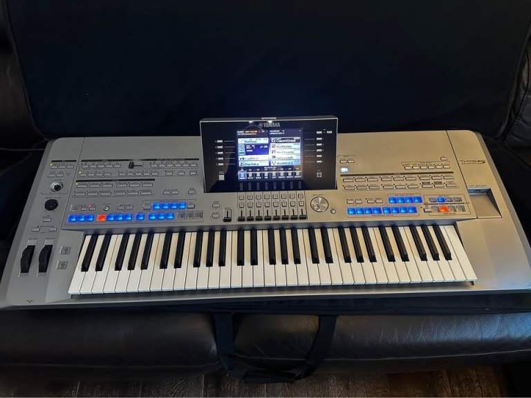 yamaha tyros 5, 61 keys. ( Keyboard and case only)
