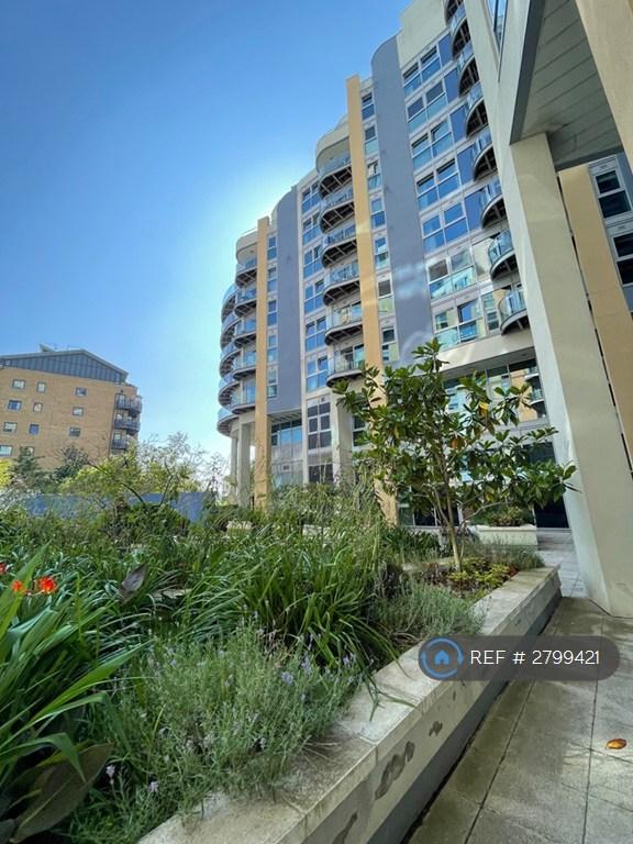 1 bedroom flat in Bridges Court Road, London, SW11 (1 bed) (#2799421)