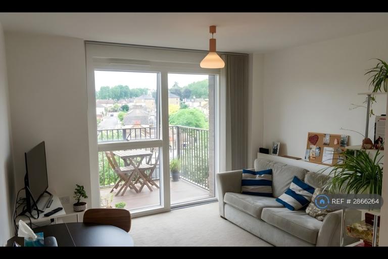 1 bedroom flat in Adenmore Road, London, SE6 (1 bed) (#2866264)