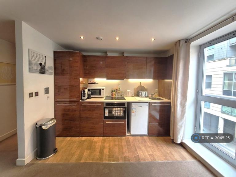 2 bedroom flat in Marsh Street, Bristol, BS1 (2 bed) (#3045125)