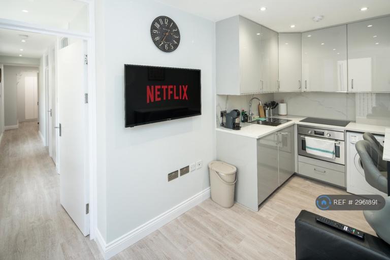 3 bedroom flat in Cromwell Road, London, SW7 (3 bed) (#2961891)