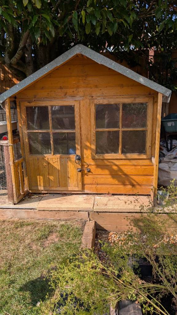 Pet house - ideal for rabbits or other small / medium outdoor pets