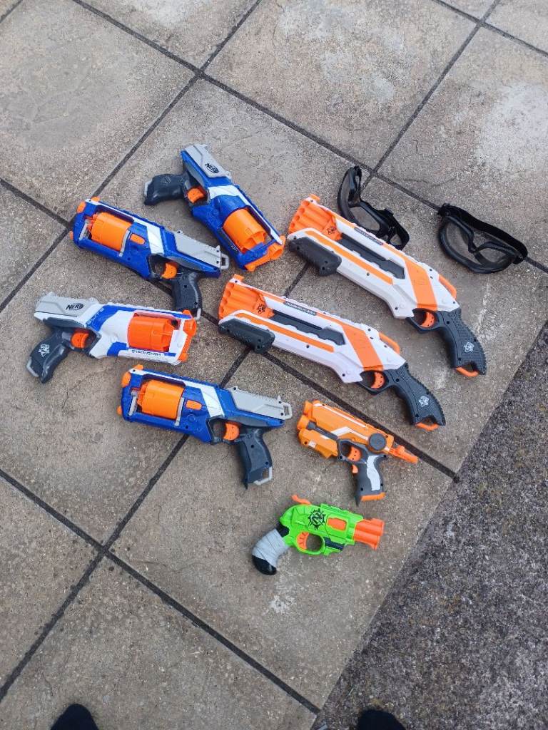 Nerf Guns (8) & Darts 