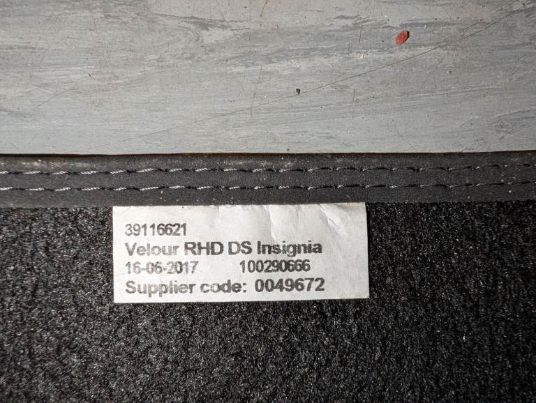 GENUINE VAUXHALL INSIGNIA ESTATE  SET 4 FRONT REAR   BLACK CARPET FLOOR MATS