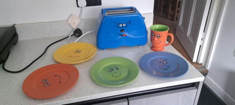 Fun Face Plates and Mug Set – Good Condition