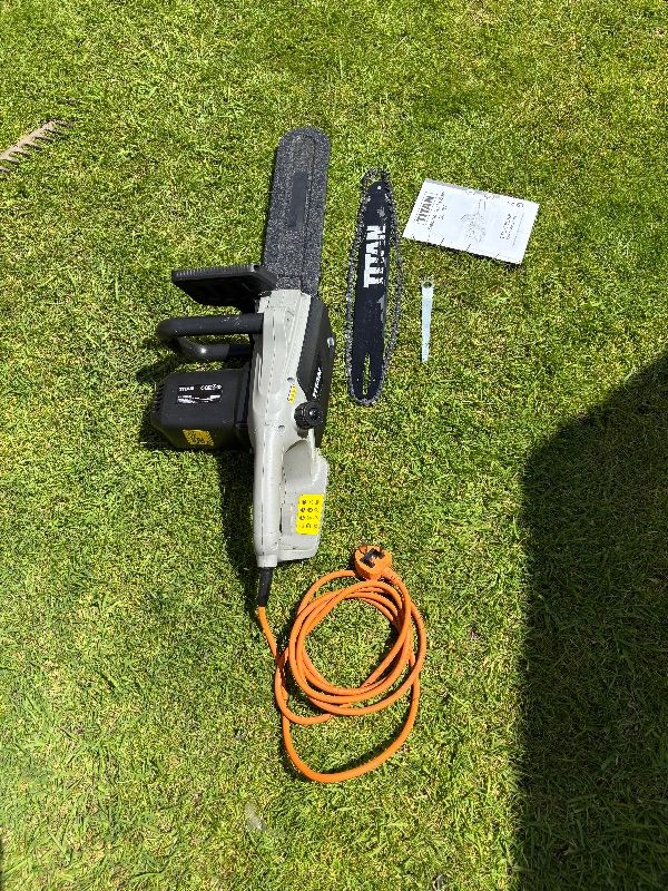 Titan Electric Chainsaw 2000W – Excellent Condition