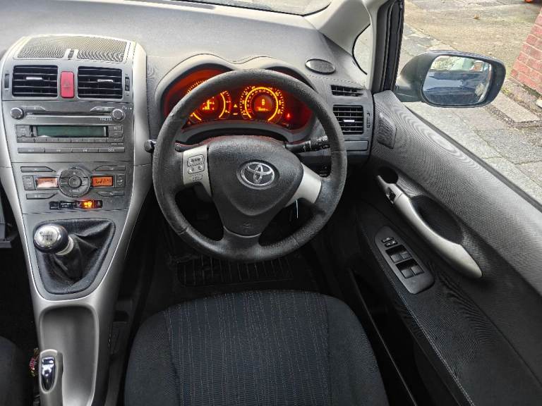 Toyota auris 1.6 petrol 1 former owner Full service history 