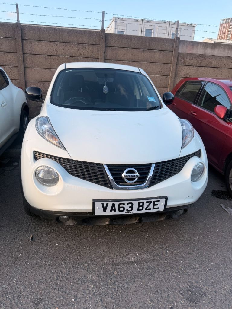 White Nissan Juke 