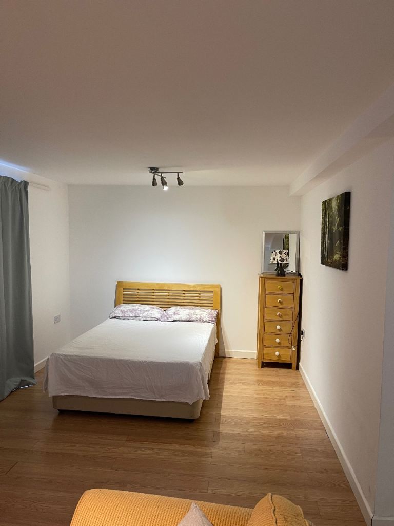 One large bed room in share house available in High Wycombe 