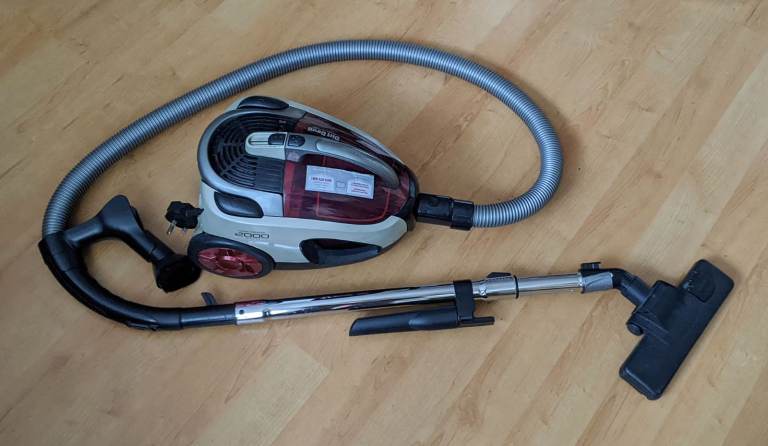 The Dirt Devil 2000W Bagless Upright Microban Vacuum Cleaner DCC003 