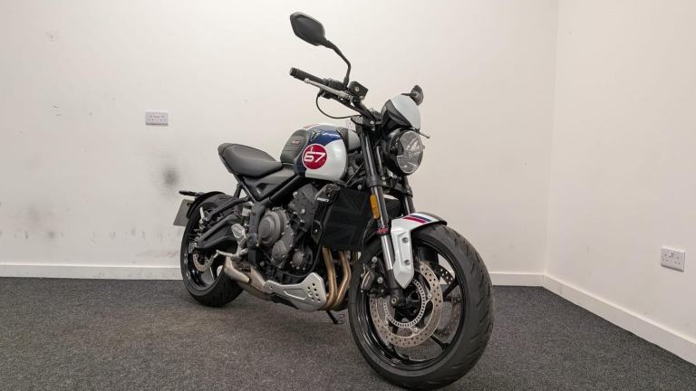 TRIUMPH TRIDENT 660 TRIPLE TRIBUTE WHITE ** ONLY 1150 MILES - FULL HISTORY **