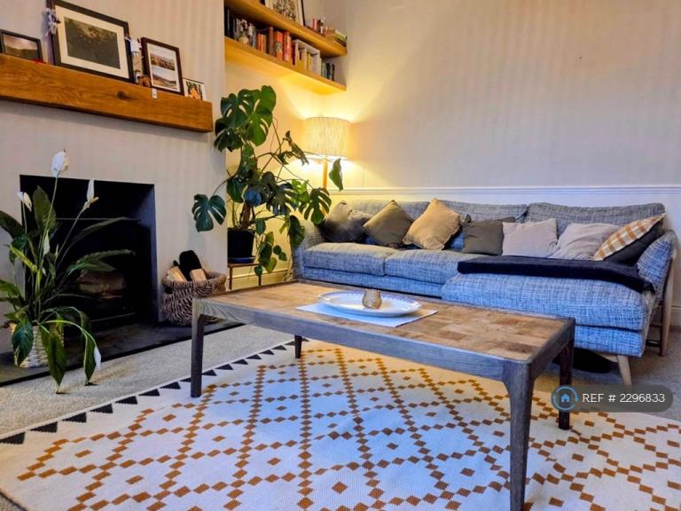 2 bedroom flat in Lesbury Road, Newcastle Upon Tyne, NE6 (2 bed) (#2296833)