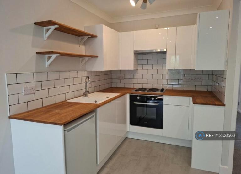 2 bedroom flat in Mayfield Road, Camberley, GU15 (2 bed) (#2100563)